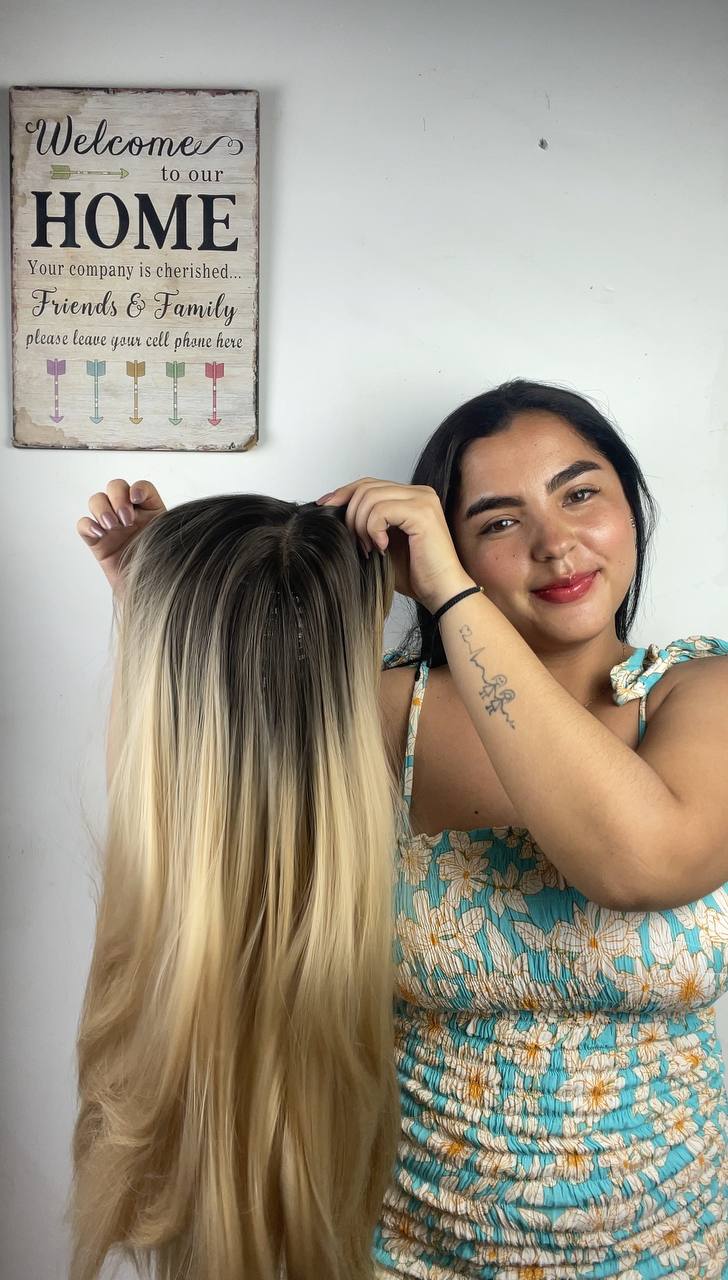 Peluca con flecos cortos rubia