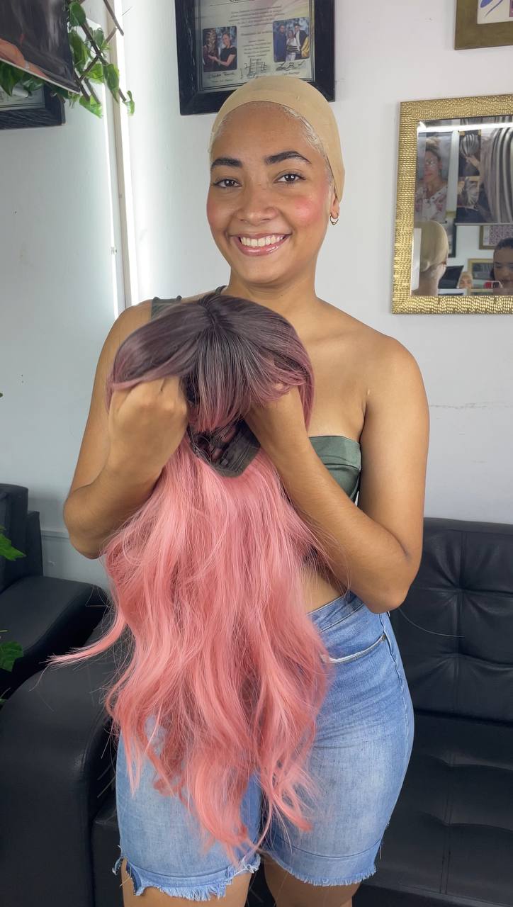 Peluca con capul con base rosada